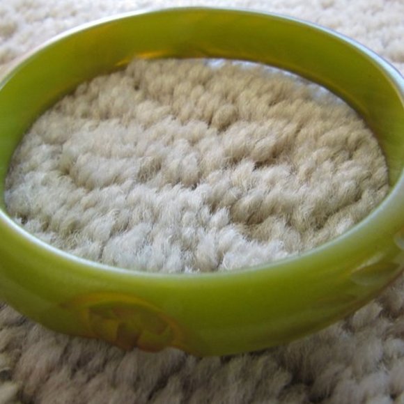 Olive Green Carved BAKELITE Bangle - Picture 2 of 6